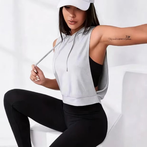 Woman in sporty outfit with cap.