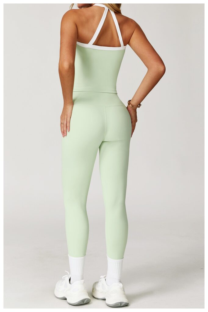 Nude-Feel Yoga Set Contrasting Colors, Crossed Back Design, Tight-Fitting Yoga Wear