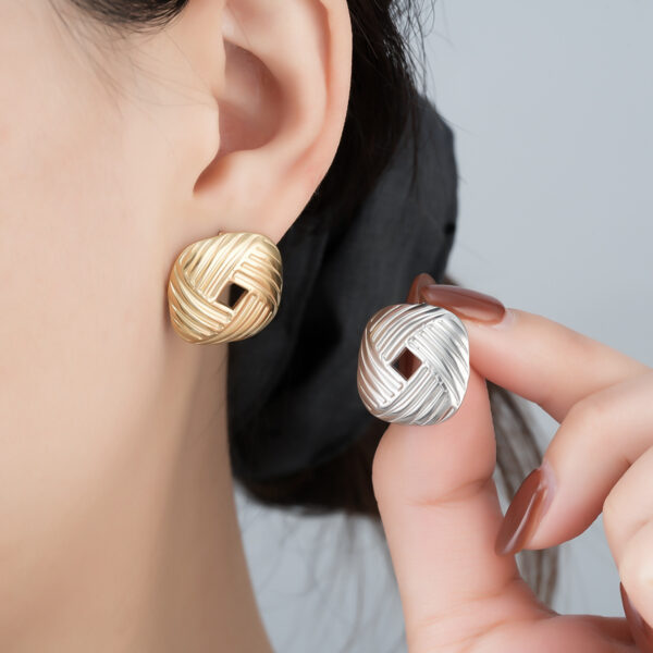 1 Pair New Vintage Luxury All-Match Women's Stud Earrings, Light Luxury Personality Trendy Exaggerated Geometric Earrings Jewelry - Image 4