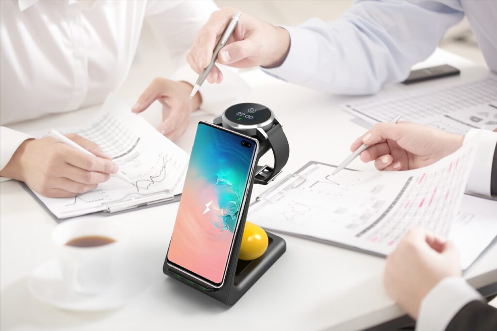3 In 1 Fast Charging Station Wireless Charger Stand Wireless Quick Charge Dock For Phone Holder