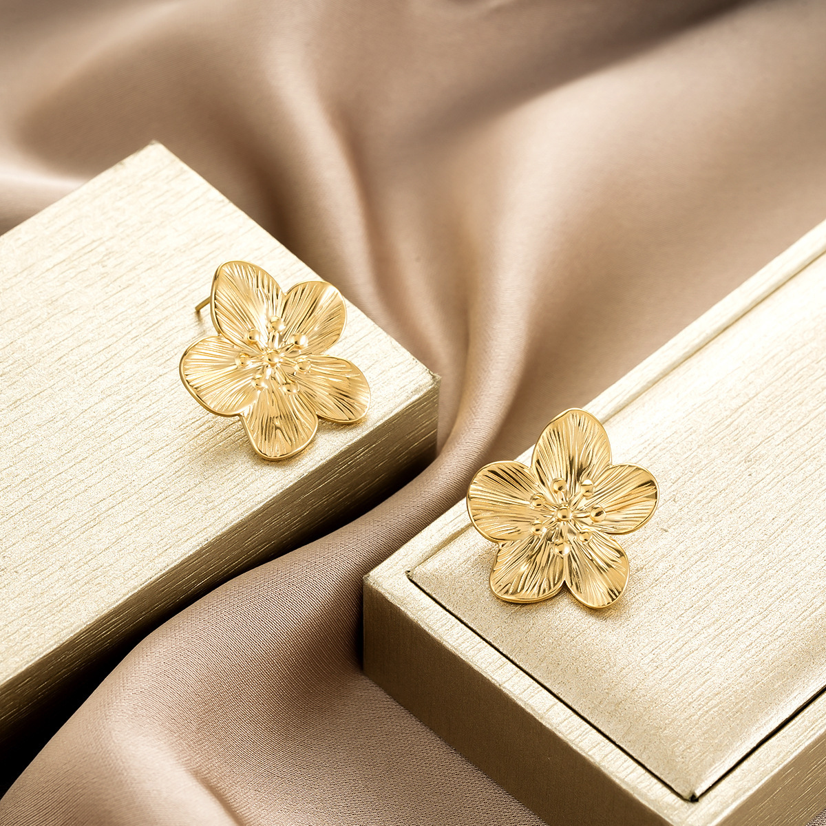 1 Pair Gold Flower Stud Earrings, Senior Sense Temperament, Niche Design, Fashion All-Match Jewelry For Women - Image 4