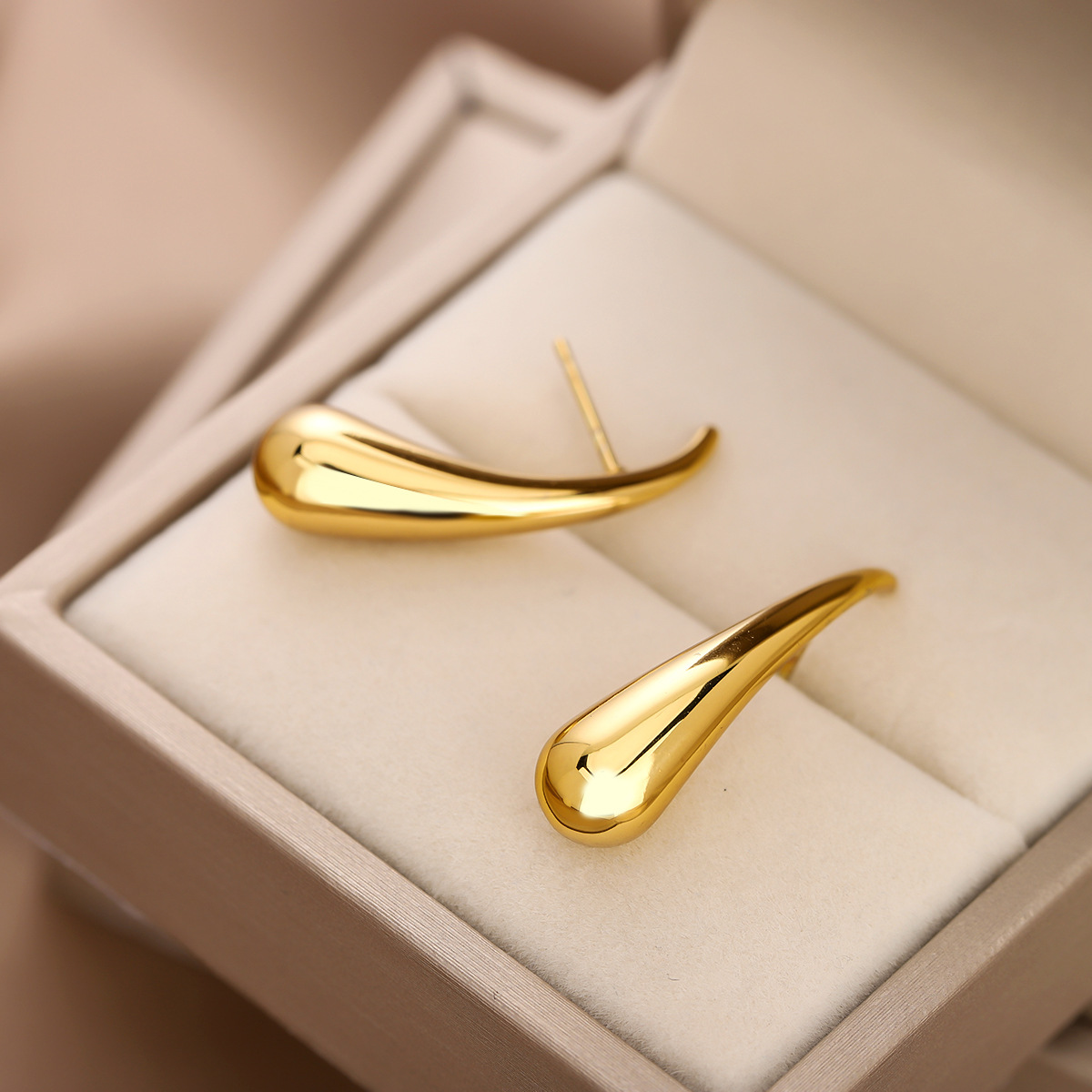 1 Pair Gold Light Luxury Earrings, European & American Style, 2024 New Trend, Simple & Mini Stud Earrings - Image 5