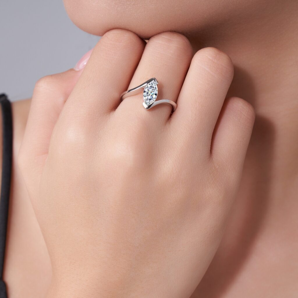 Engraved With Top-quality Moissanite, This Luxurious And Fashionable Minimalist Jewelry Set Features Exquisite Silver Accessories For Ladies. Made Of S925 Silver With Electroplated Platinum.