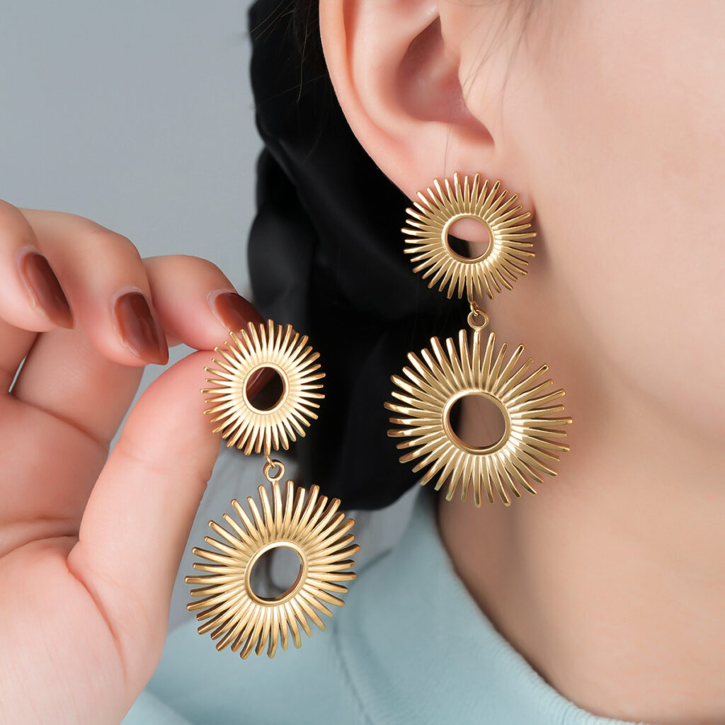 1 Pair 18K Gold Plated Hollow Flower Earrings For Women, European & American Style, Geometric Hollow Design, All-Match Temperament Jewelry