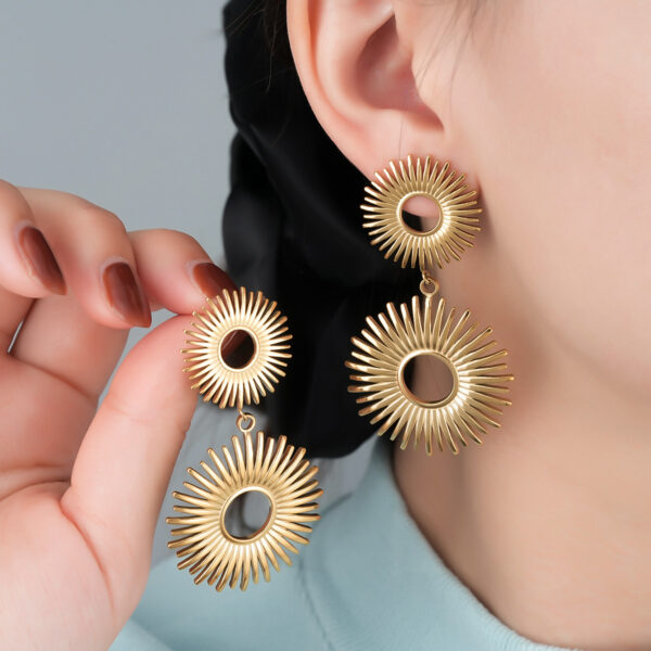 1 Pair 18K Gold Plated Hollow Flower Earrings For Women, European & American Style, Geometric Hollow Design, All-Match Temperament Jewelry