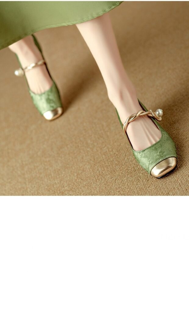 Women's Retro Plus-Size Chunky-Heel Pumps