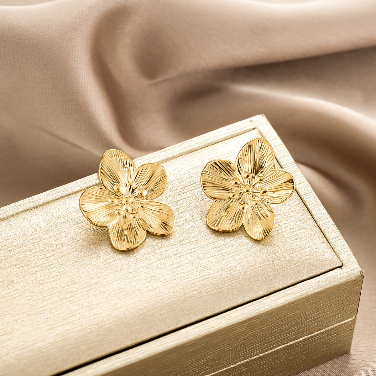 1 Pair Gold Flower Stud Earrings, Senior Sense Temperament, Niche Design, Fashion All-Match Jewelry For Women - Image 5