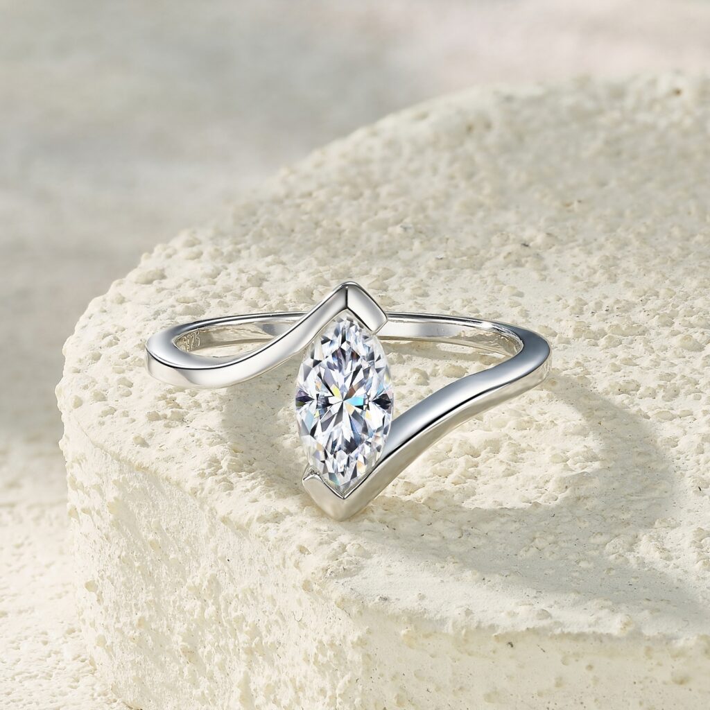 Engraved With Top-quality Moissanite, This Luxurious And Fashionable Minimalist Jewelry Set Features Exquisite Silver Accessories For Ladies. Made Of S925 Silver With Electroplated Platinum.