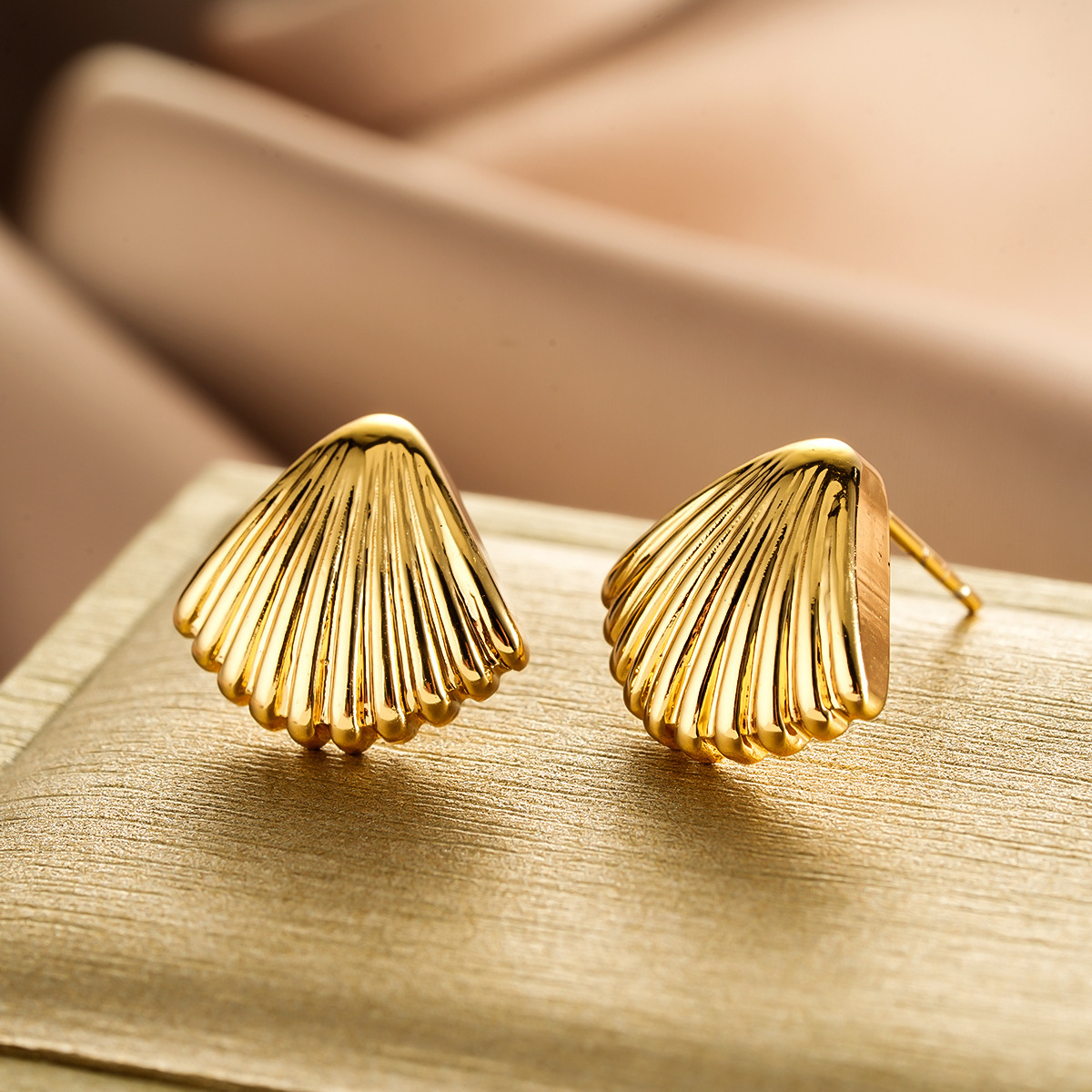 New Retro Niche Design Shell Earrings, Light Luxury Personality Simple Studs, All-Match Geometric Jewelry For Women - Image 5