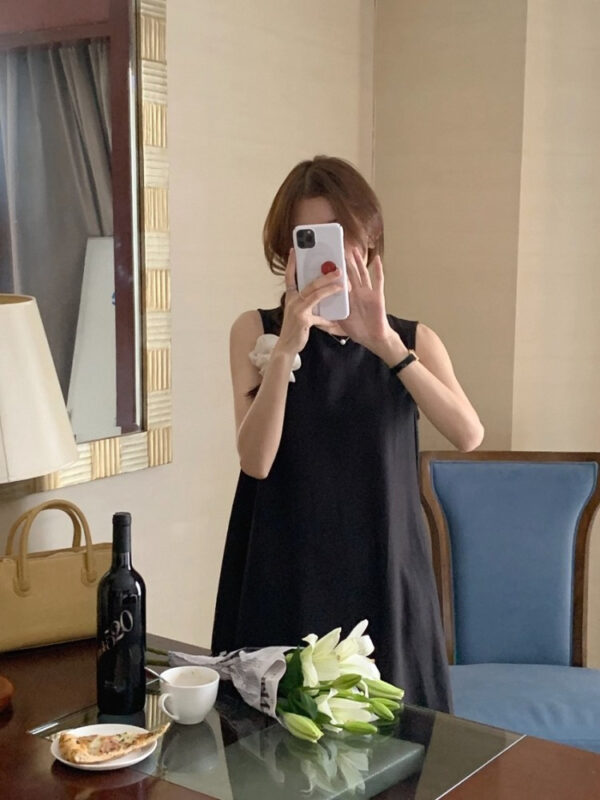 Elegant Midi Round-neck Sleeveless Vest Dress - Image 25