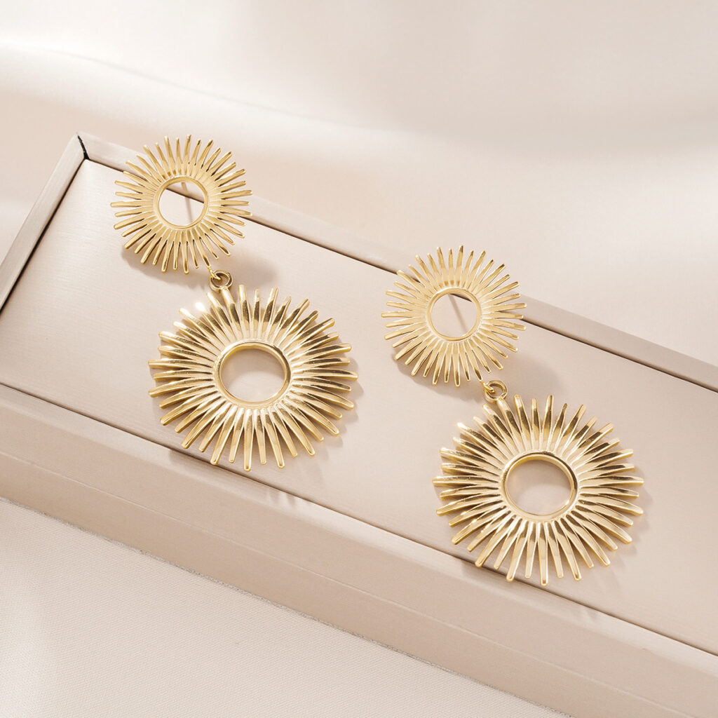 1 Pair 18K Gold Plated Hollow Flower Earrings For Women, European & American Style, Geometric Hollow Design, All-Match Temperament Jewelry