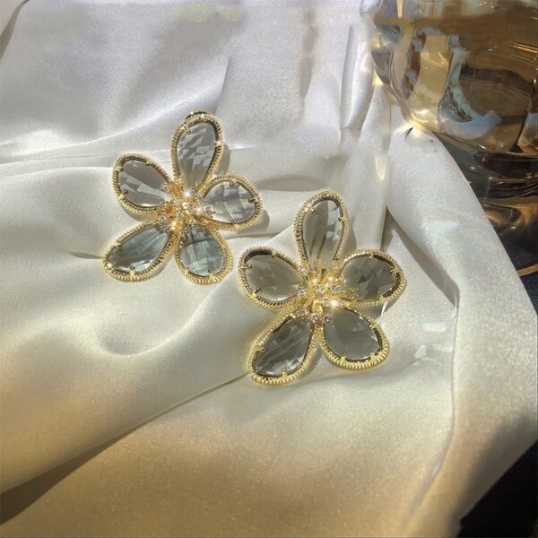 Fashion Temperament Female Flower Earrings - Image 3