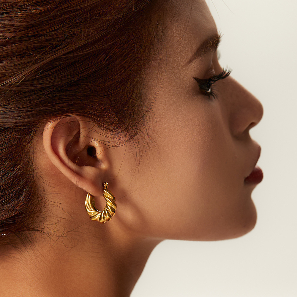 Fashionable Short Sheep-Horn Stud Earrings For Women - Image 3