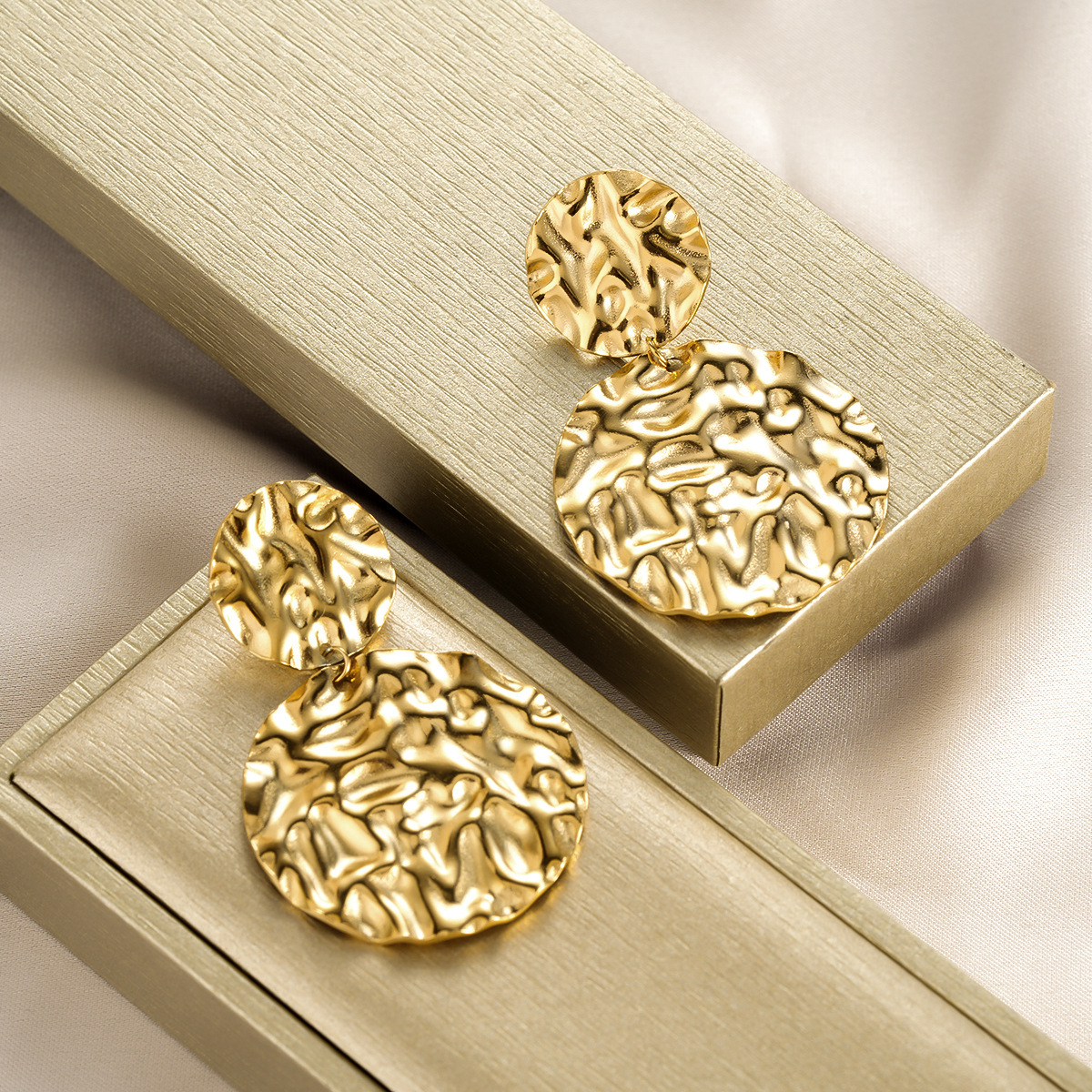 European And American Popular Exaggerated Fashion Stud Earrings, Retro Luxury Design, Simple High-Grade Jewelry For Women - Image 4