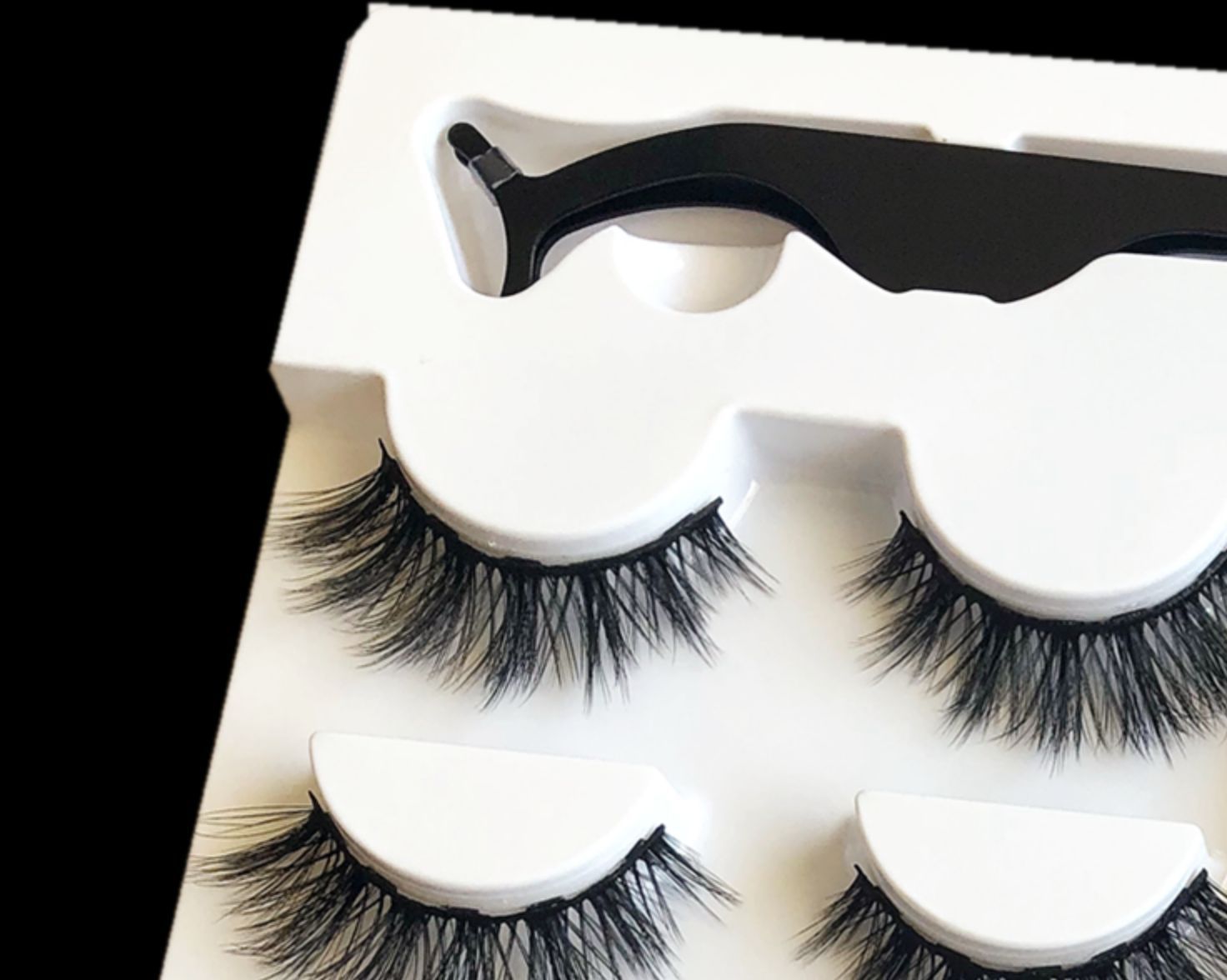 A Pair Of False Eyelashes With Magnets In Fashion - Image 9