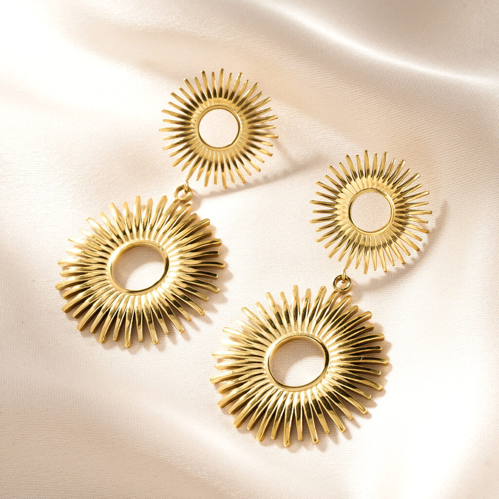 1 Pair 18K Gold Plated Hollow Flower Earrings For Women, European & American Style, Geometric Hollow Design, All-Match Temperament Jewelry