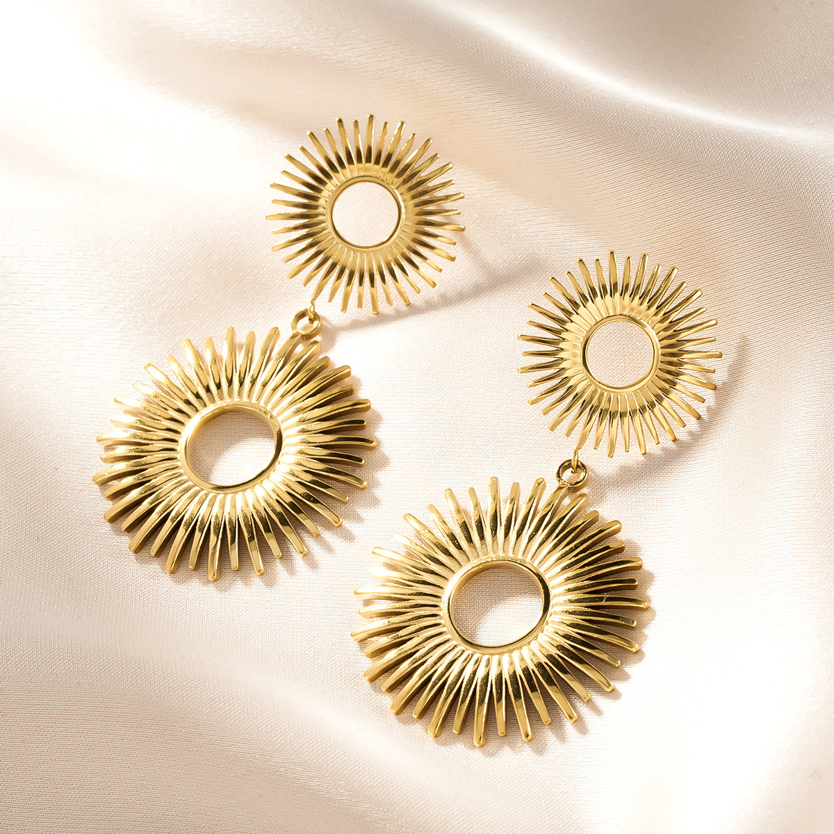 1 Pair 18K Gold Plated Hollow Flower Earrings For Women, European & American Style, Geometric Hollow Design, All-Match Temperament Jewelry - Image 4