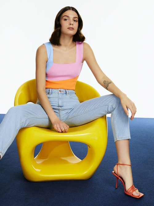 High-Waisted Mom Jeans - Image 4