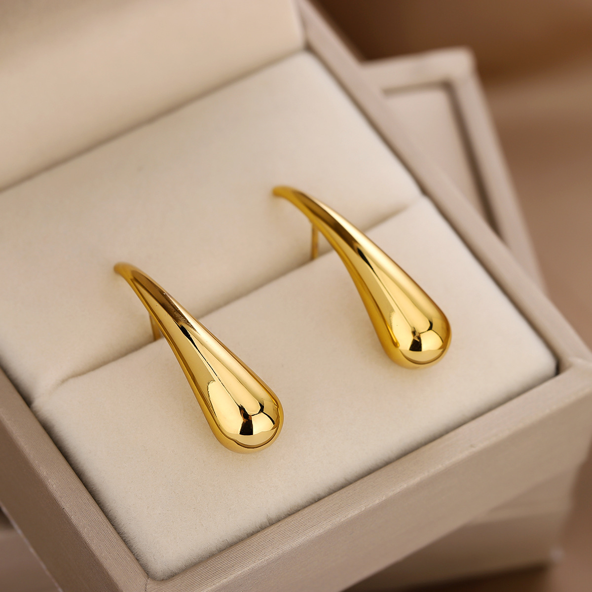 1 Pair Gold Light Luxury Earrings, European & American Style, 2024 New Trend, Simple & Mini Stud Earrings - Image 4