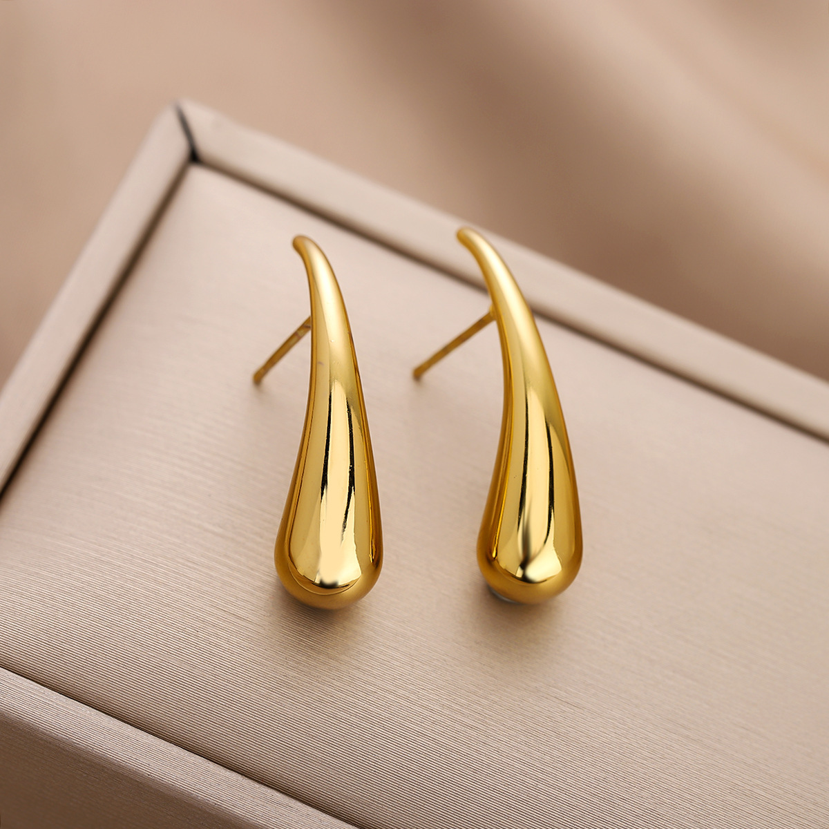 1 Pair Gold Light Luxury Earrings, European & American Style, 2024 New Trend, Simple & Mini Stud Earrings - Image 2