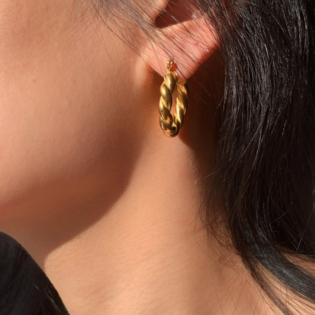 Fashionable Short Sheep-Horn Stud Earrings For Women