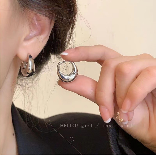 1 Pair New Arrival French Vintage Metal Hoop Earrings, Minimalist Niche Design Circle Star Ins Style High-End Fashion Stud Earrings For Women - Image 12
