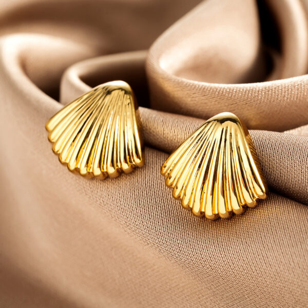 New Retro Niche Design Shell Earrings, Light Luxury Personality Simple Studs, All-Match Geometric Jewelry For Women - Image 3