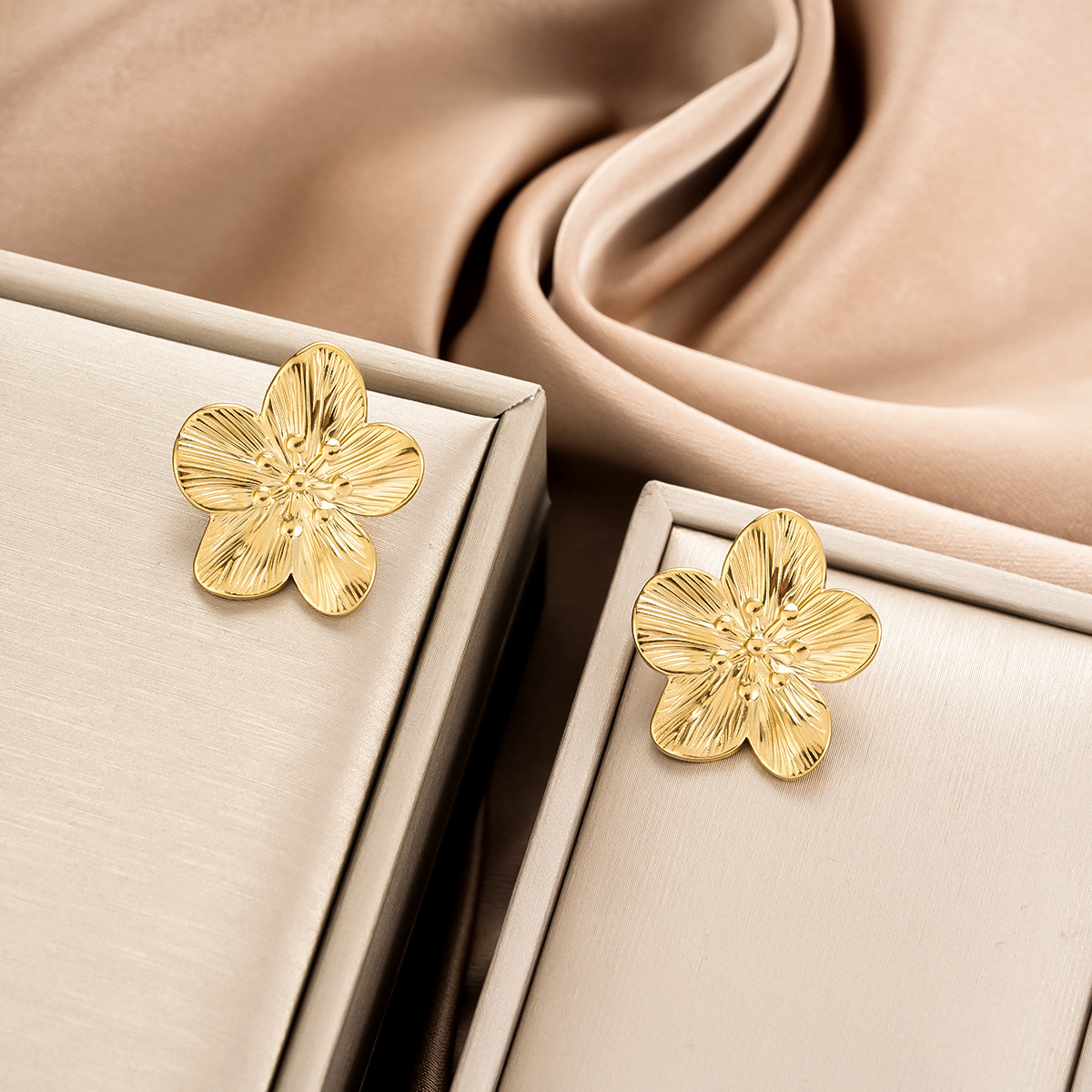 1 Pair Gold Flower Stud Earrings, Senior Sense Temperament, Niche Design, Fashion All-Match Jewelry For Women - Image 2