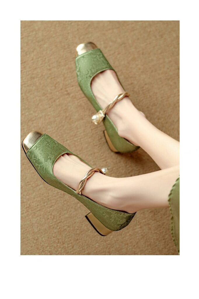 Women's Retro Plus-Size Chunky-Heel Pumps