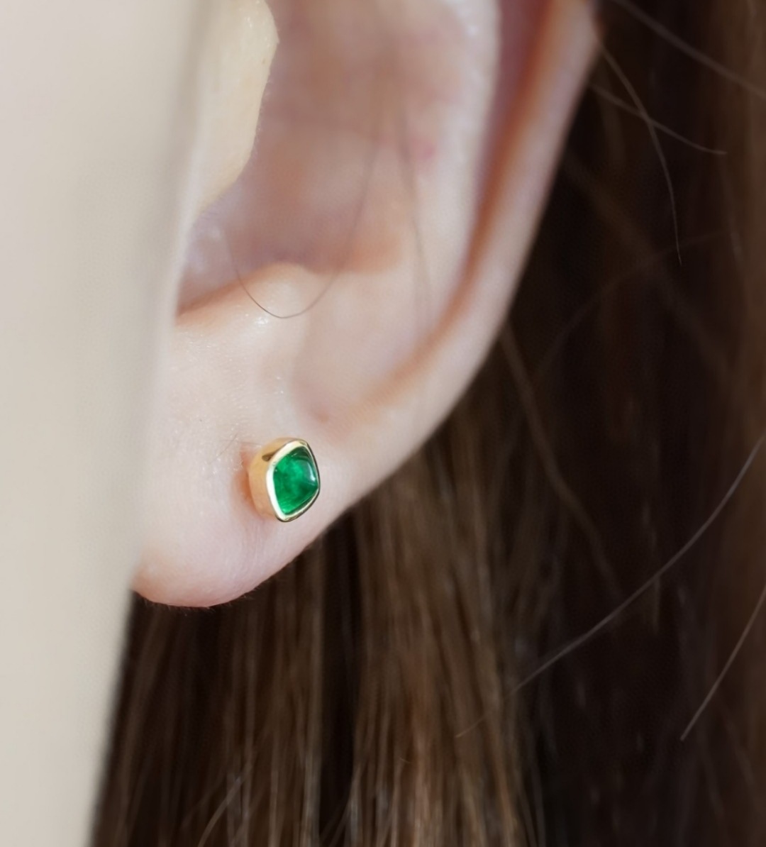 18K Gold Afghan Panjihill Sugar Tower Emerald Stud Earrings - Image 1