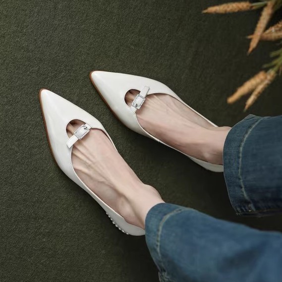 Women's Fashionable Leather Pointed Scoop Shoes - Image 4