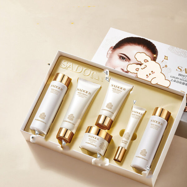 Moisturizing And Skin Rejuvenation Skin Care Product Set - Image 1