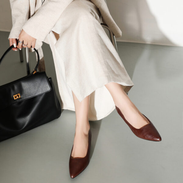 Women's Washed Full-Grain Cowhide Kitten Heel Pumps, Pointed Toe Handcrafted Leather Office Shoes - Image 3